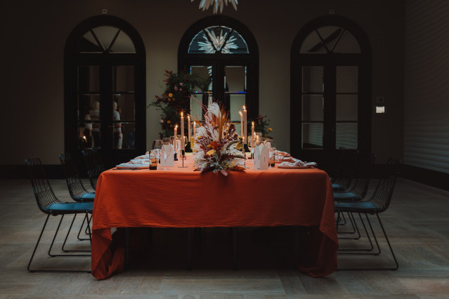 Tisch mit Tischdecke in Orange