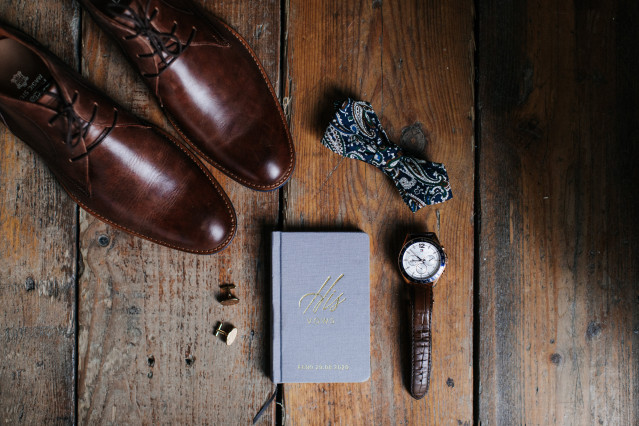 Schuhe und Uhr für den Bräutigam