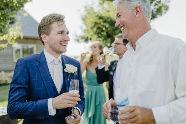 Bräutigam beim Hochzeitsempfang