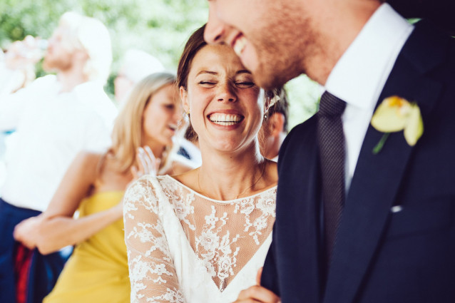 Dinge, die du am Tag deiner Hochzeit nicht tun solltest - Lachende Braut