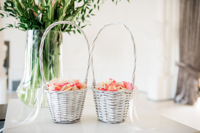 Heiraten an Ostern - Blütenkörbe mit pinken Blüten