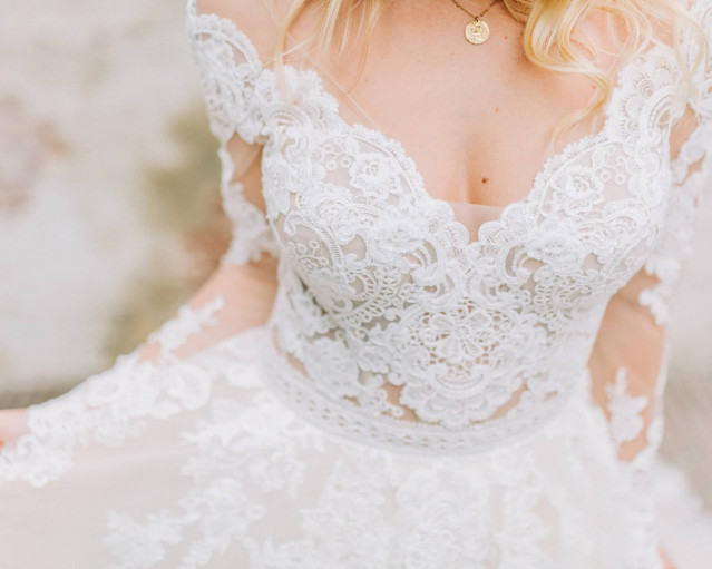 Brautkleid mit tiefem Ausschnitt