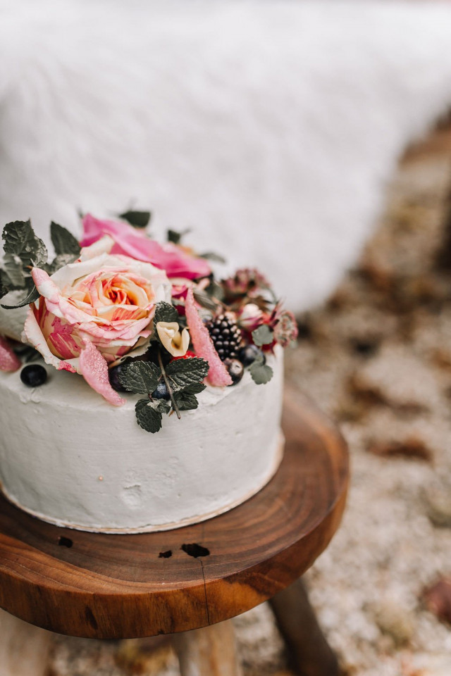 Kleine vegan bruidstaart met natuurlijke versiering op de bovenkant
