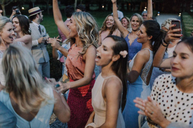 Hochzeitsgäste feiern auf einer Festivalhochzeit zur Musik