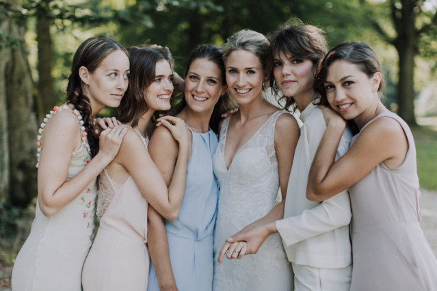 Braut mit Frauen