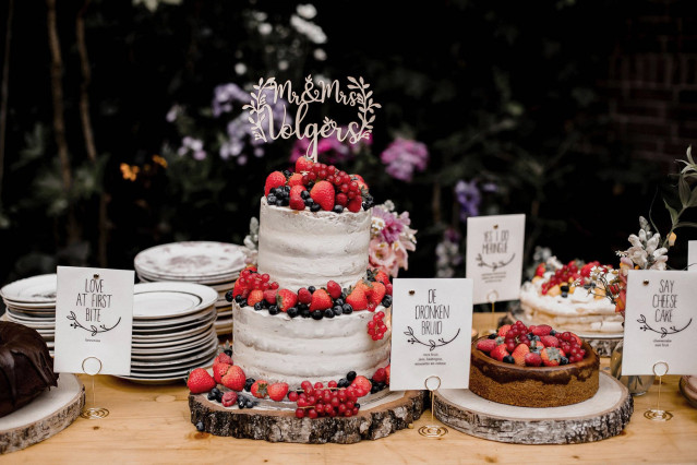 Hochzeitstorte mit Beeren
