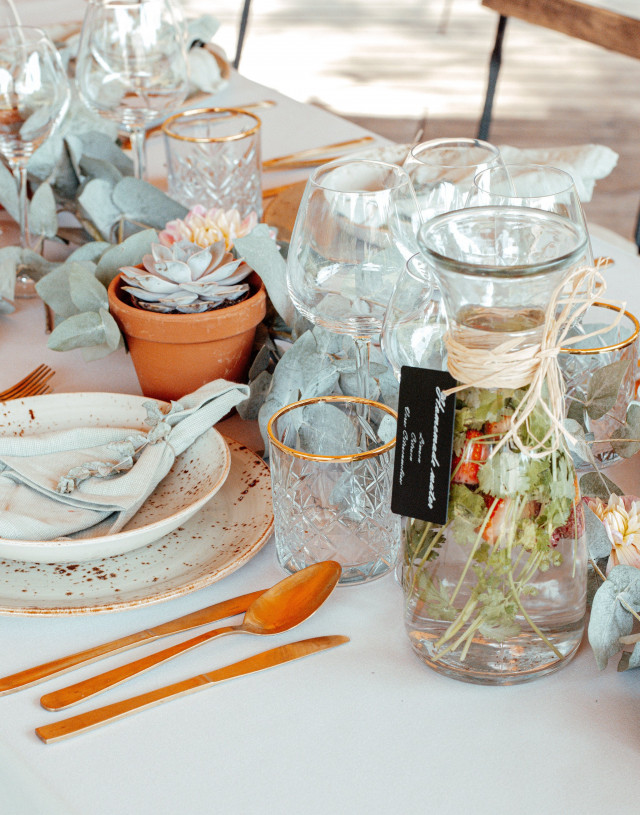 planten als decoratie bij een bruiloft op tafel