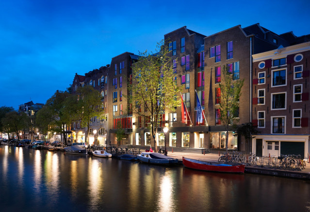 Hotel Andaz aan de Amsterdamse Prinsengracht by night