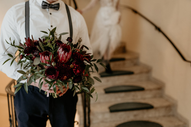 Brautstrauß mit roten Blumen