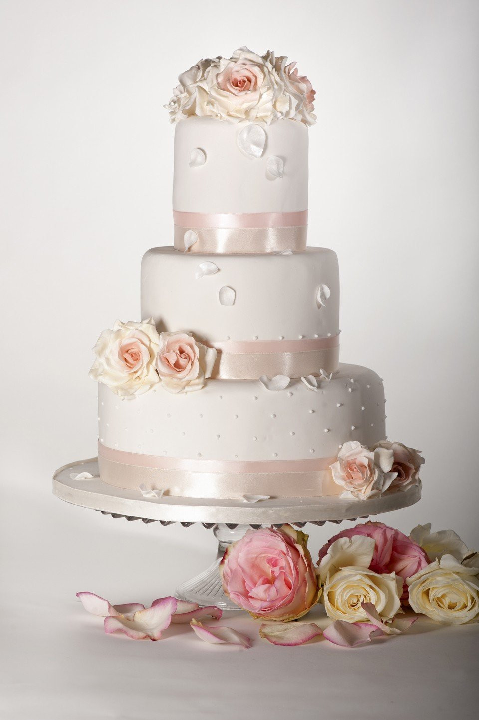 Witte bruidstaart rozen en parels | ThePerfectWedding.nl